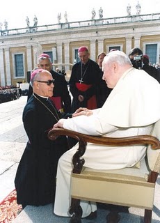 Dom Jaime ajoelhado frente ao Papa Joao Paulo II