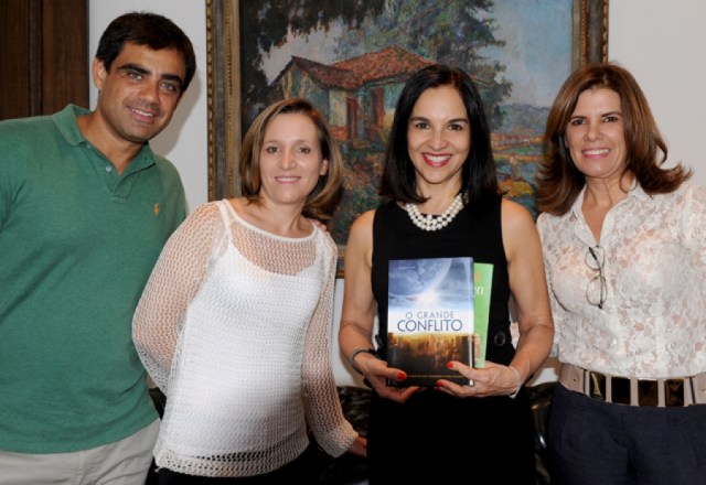 o grande conflito Alckmin recebe livro