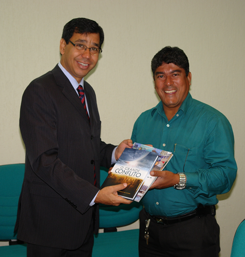 o grande conflito vereador rj recebe livro