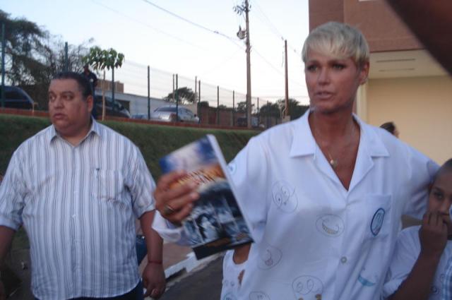 o grande conflito xuxa recebe livro