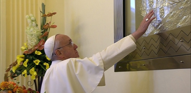 papa venera nossa senhora